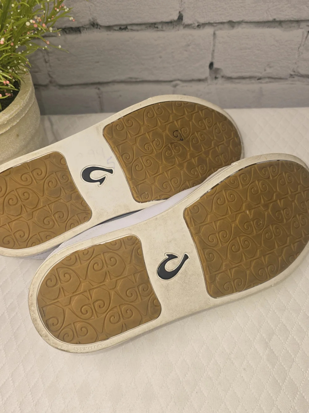OLUKAI PEHUEA LI'LLI WOMESN SNEAKERS WHITE LEATHER CONVERTABLE HEEL SIZE 7 EUC - Picture 10 of 12